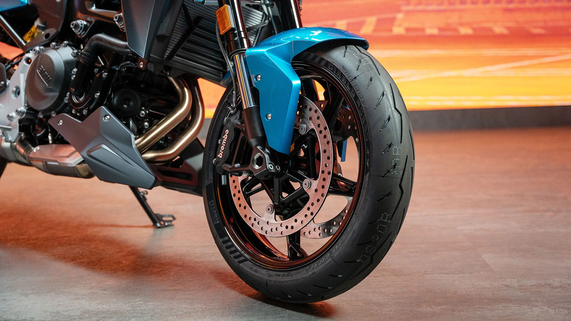 BMW F 900 R Ride and Handling
